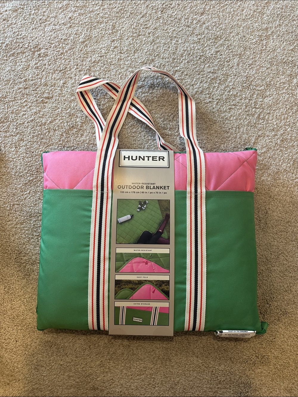 NWT Hunter Green and Pink Foldable Outdoor Blanket Tote